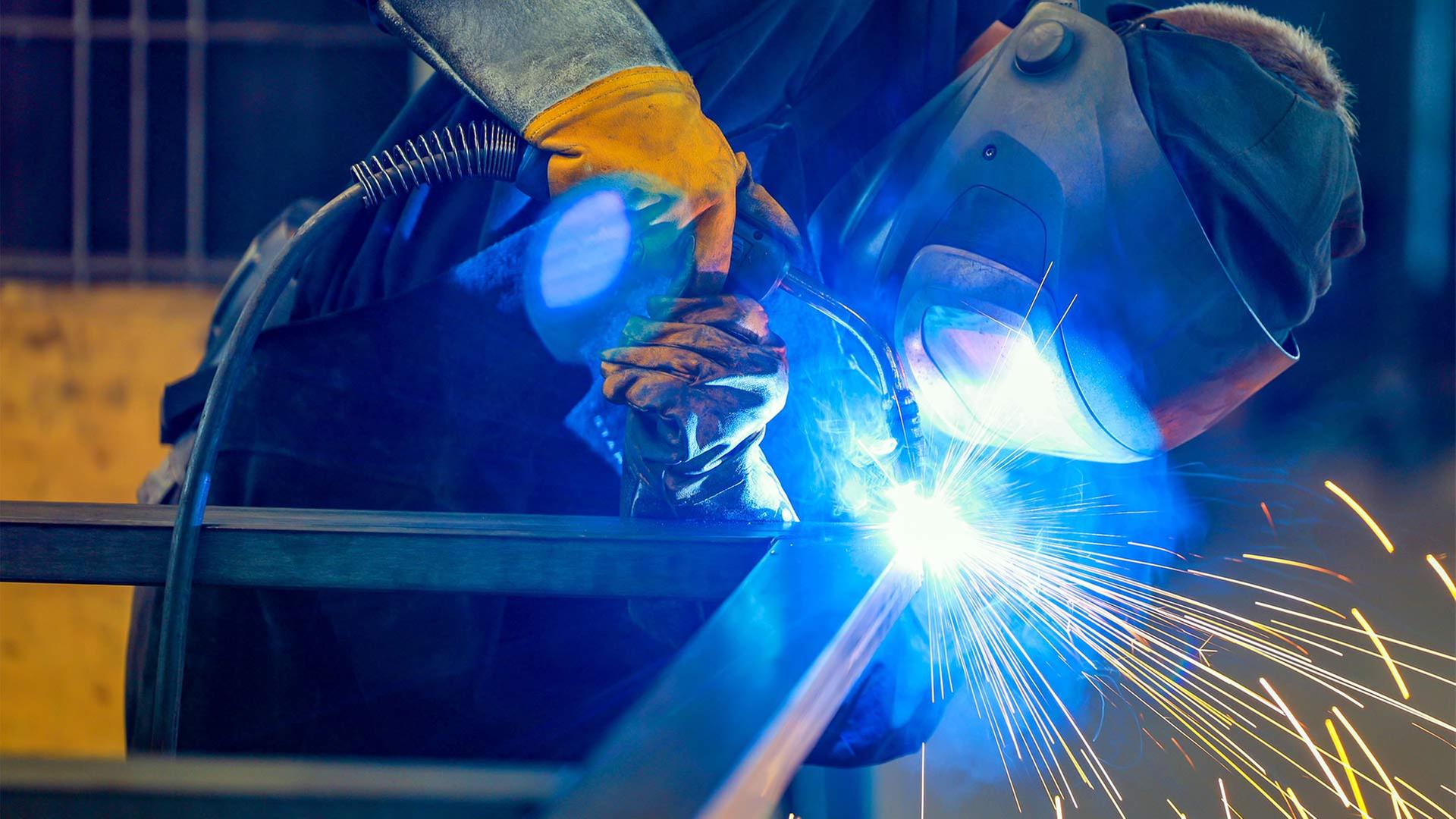 Ein Industrieschweisser bei der Arbeit. | picture alliance / Rupert Oberh