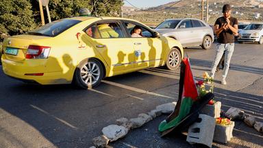 Autos auf der Straße nahe Dschenin, wo drei mutmaßlichen Attentäter erschossen wurden