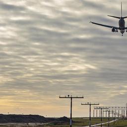 Flugzeug im Landeanflug am Düsseldorfer Flughafen