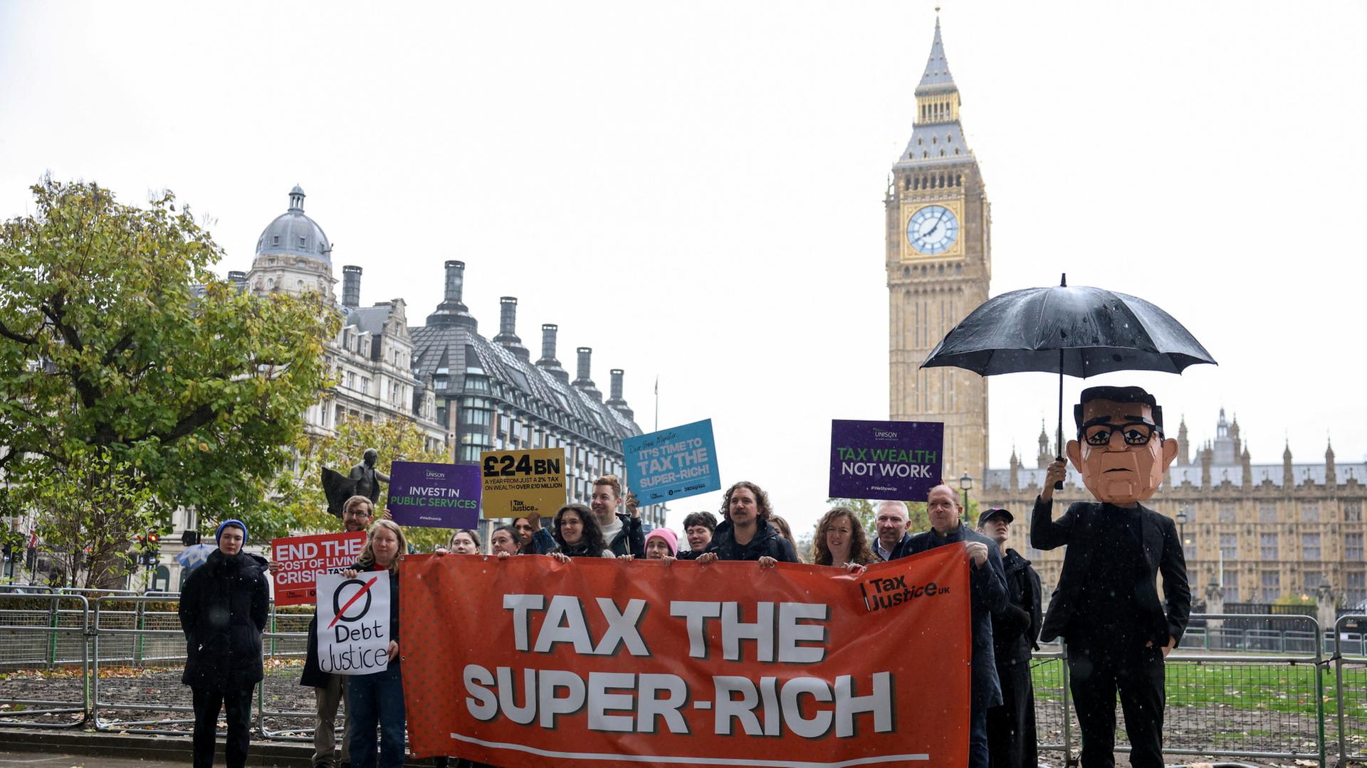 Demonstranten halten während einer Kundgebung in London ein Transparent mit der Aufschrift 