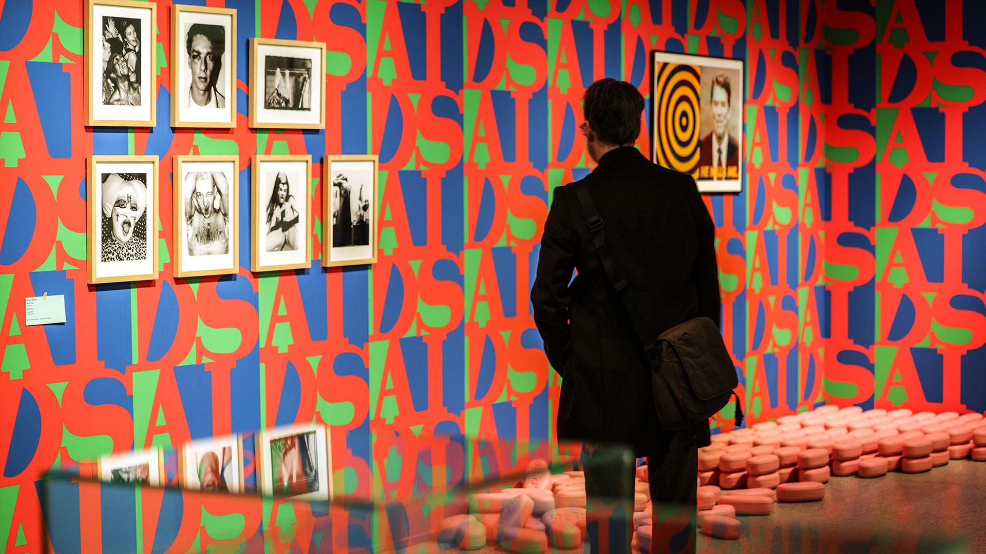 Ein Mann betrachtet eine Installation in der Ausstellung 