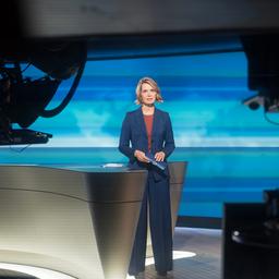 Jessy Wellmer steht für die tagesthemen im Studio von ARD-aktuell.