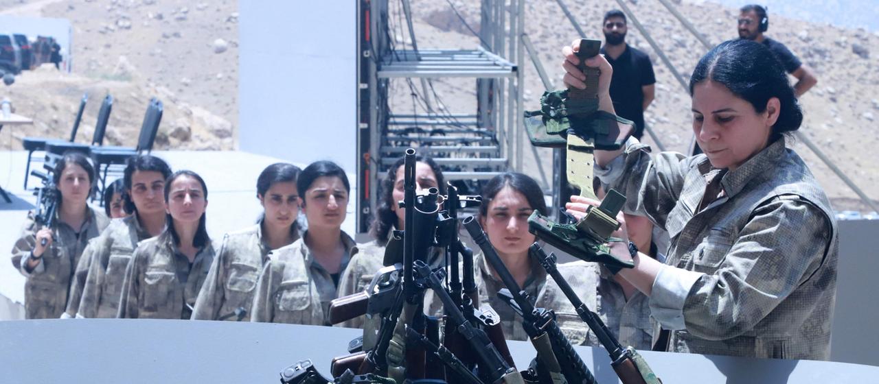 PKK legt bei Zeremonie die ersten Waffen nieder | tagesschau.de