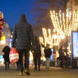 Ein Passant läuft mit einer Einkaufstasche durch die Innenstadt von Hannover.