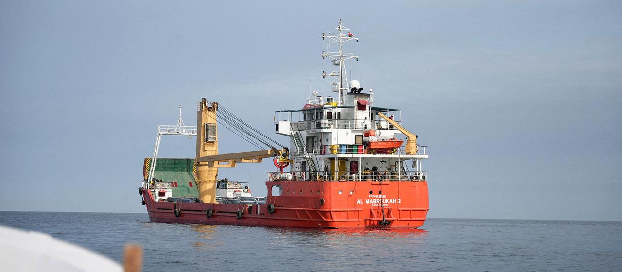Ein Schiff in der Straße von Hormus vor der Küste der Provinz Musandam in Oman.