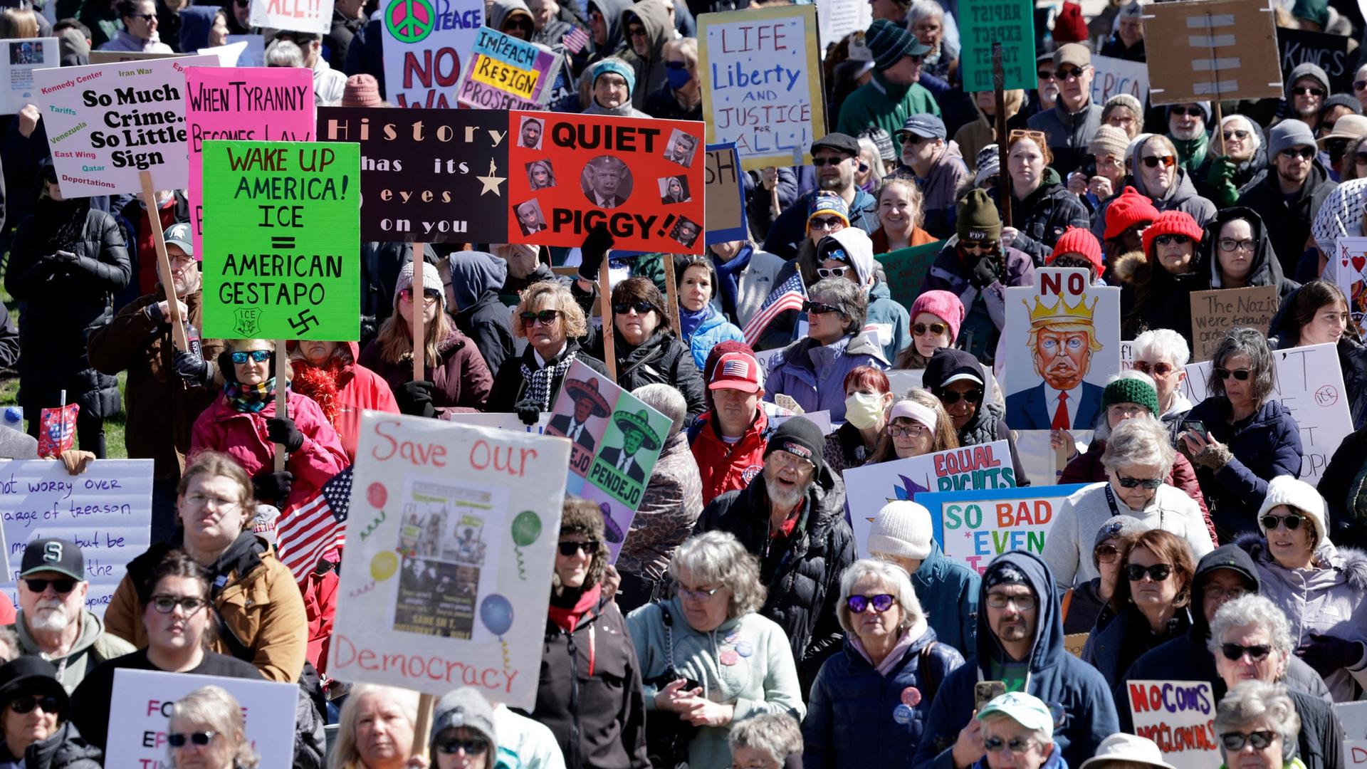 Menschen in Lansing im US-Bundesstaat Michigan protestieren gegen die Trump-Regierung. | AFP