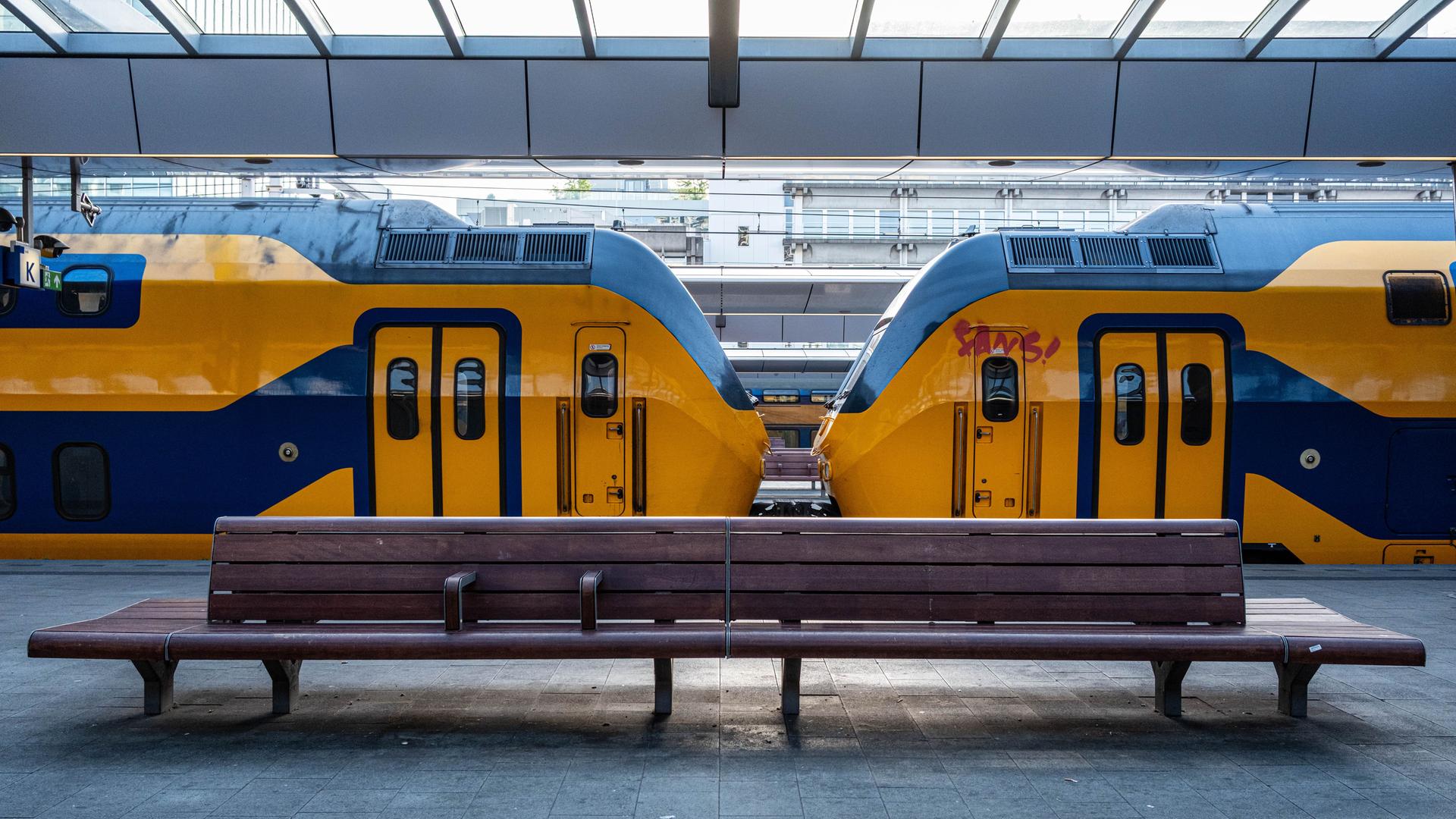 Züge stehen im Bahnhof von Utrecht | Storm Groenendijk/ZUMA Press Wir