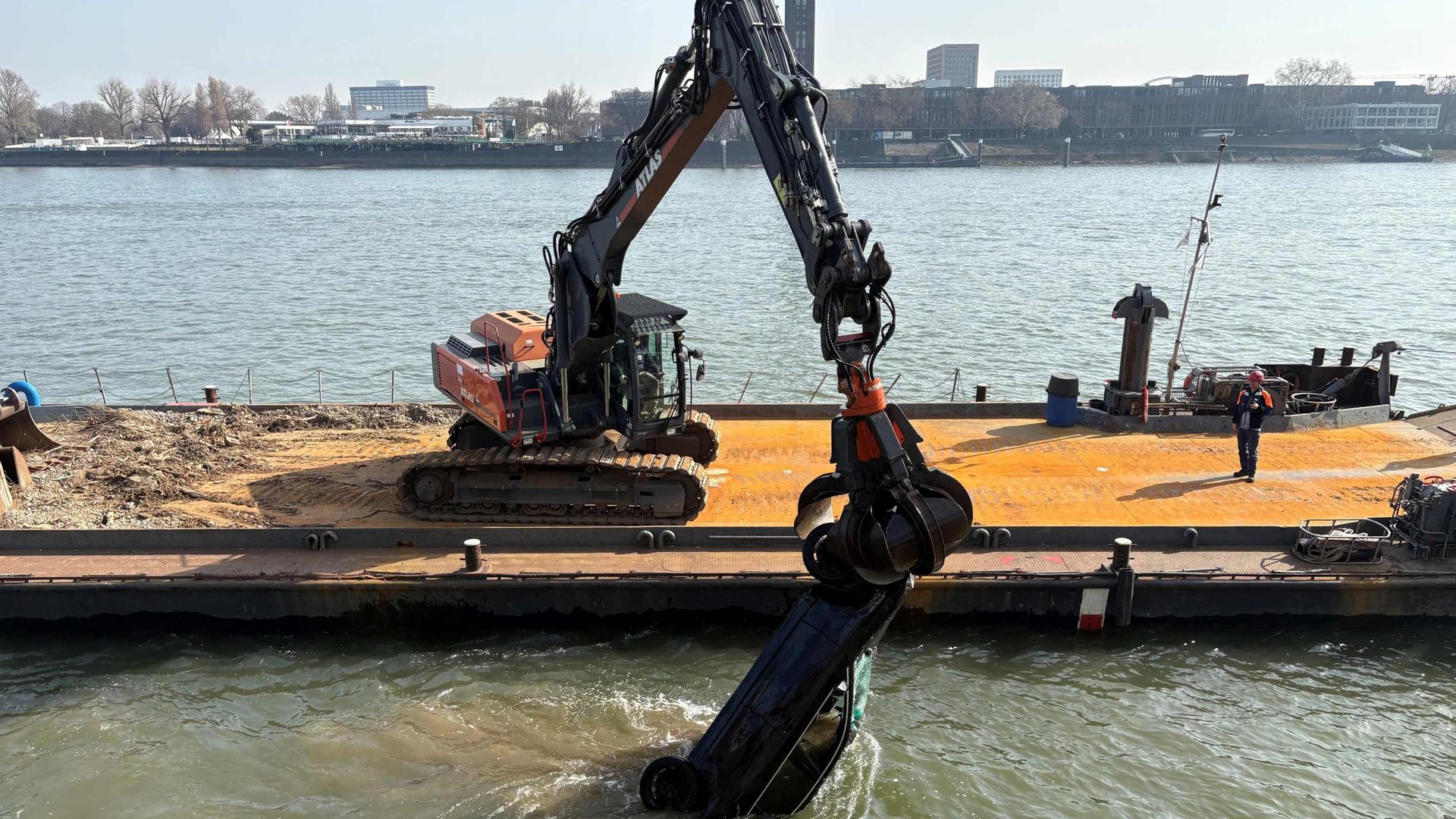 Nach Unfall in Köln - Fahrer in Lebensgefahr, Auto aus Rhein geborgen