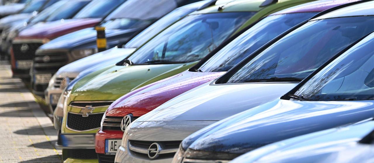Parkende Autos in München.