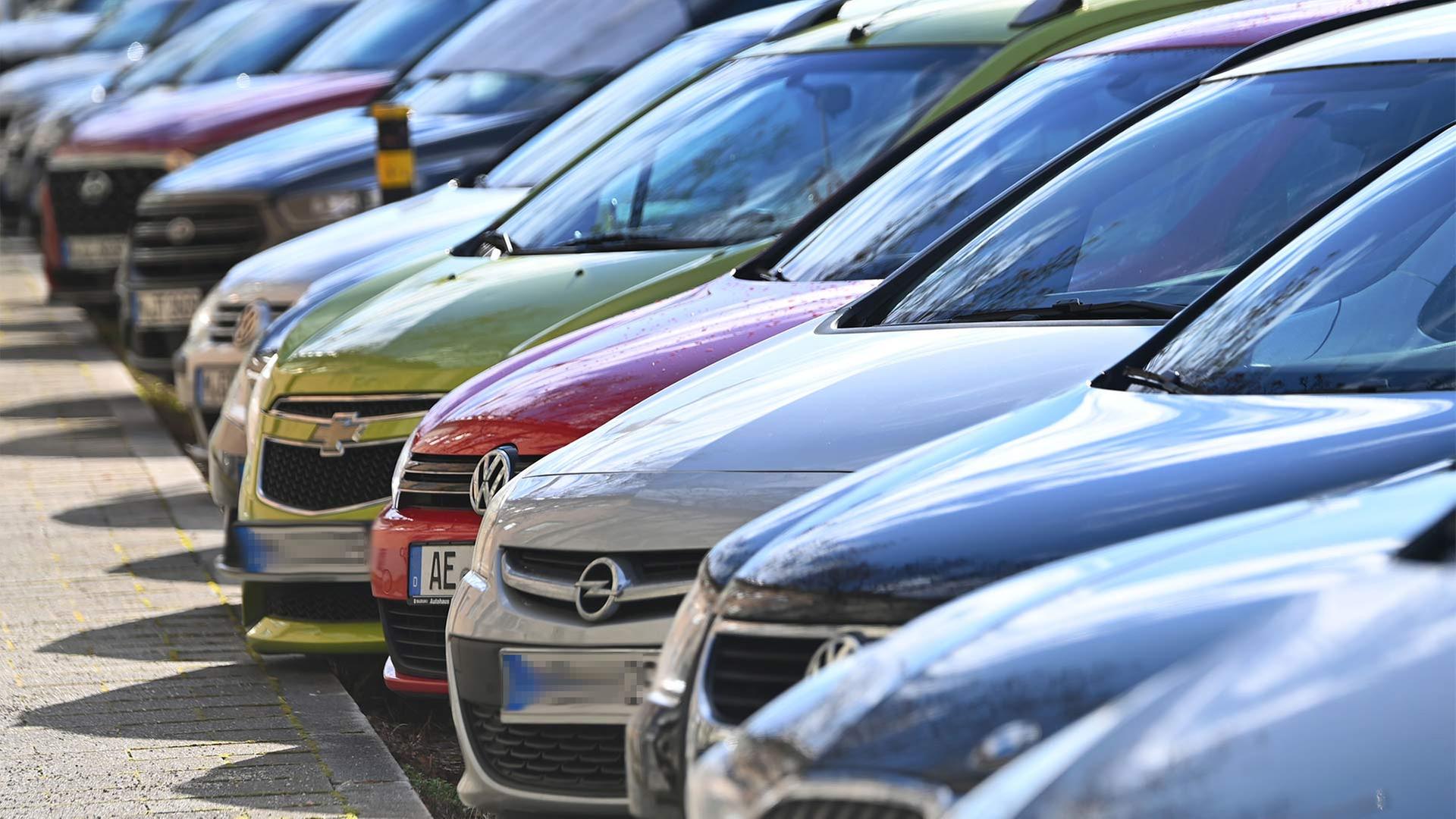 Parkende Autos in München. | picture alliance / SvenSimon