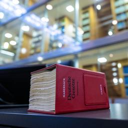 Ein Gesetzbuch liegt auf dem Richtertisch.