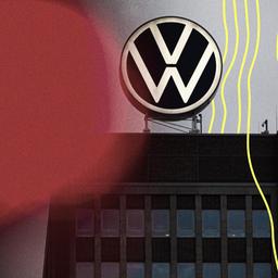 Eine Ampel leuchtet am Morgen neben dem VW-Markenhochhaus rot