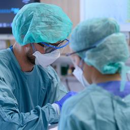 Intensivpfleger sind in der Corona-Intensivstation des Universitätsklinikums Dresden mit der Versorgung von Patienten beschäftigt.
