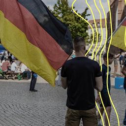 Mitglieder der Jungen Alternative, der Nachwuchsorganisation der AfD, schwenken auf einer Wahlkampfveranstaltung der AfD Brandenburg in Cottbus Deutschlandfahnen.