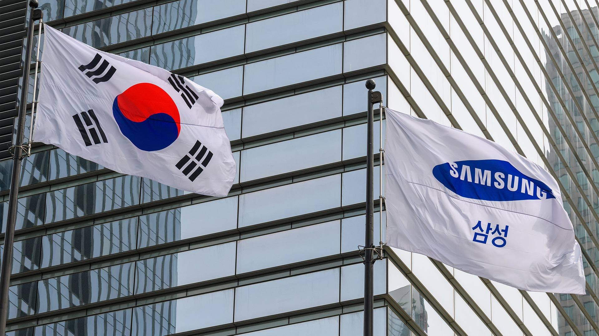 Eine Südkorea-Flagge und eine Fahne mit dem Samsung-Logo wehen vor der Samsung-Zentrale in Seoul. | picture alliance / ZUMAPRESS.com
