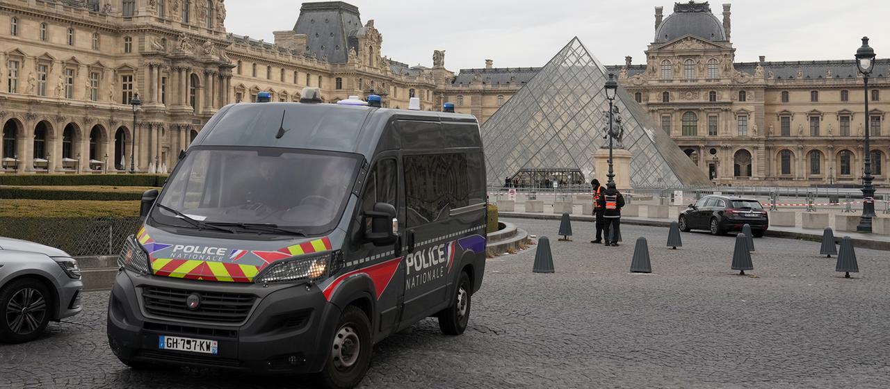Ein Polizeiauto patrouilliert im Hof des Louvre-Museums.