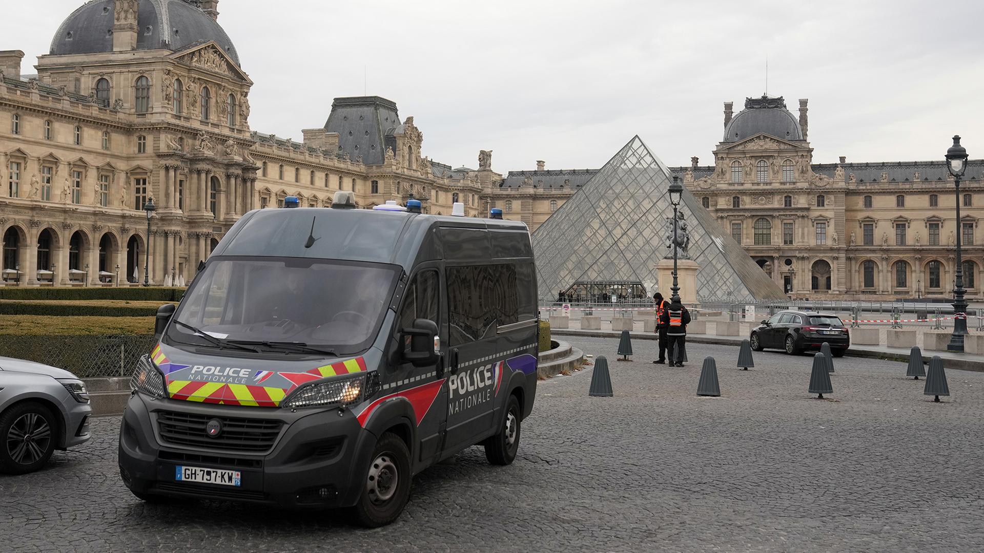 Ein Polizeiauto patrouilliert im Hof des Louvre-Museums. | dpa
