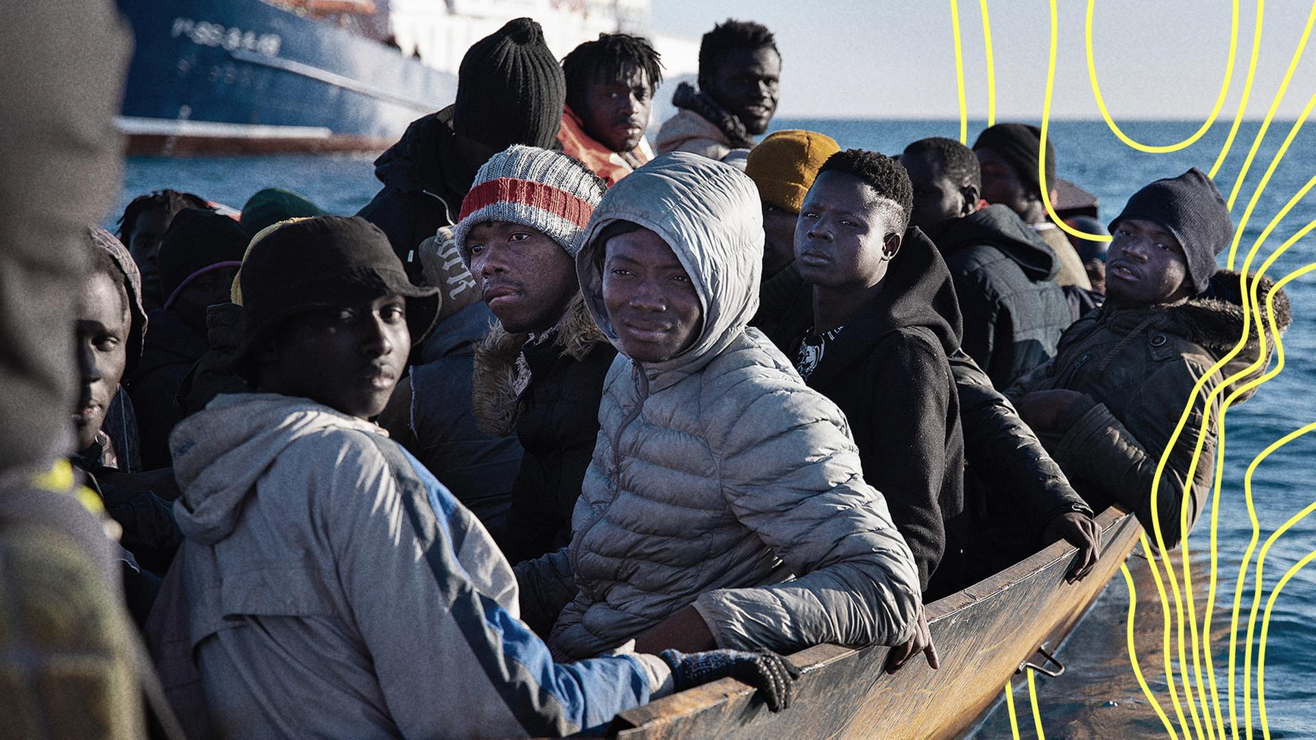 Eine Gruppe von Migranten wartet vor Lampedusa auf die Rettungsmannschaft des humanitÃ¤ren Schiffs âAita Mariâ | picture alliance / ZUMAPRESS.com, Ximena Borraza
