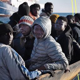 Eine Gruppe von Migranten wartet vor Lampedusa auf die Rettungsmannschaft des humanitären Schiffs „Aita Mari“