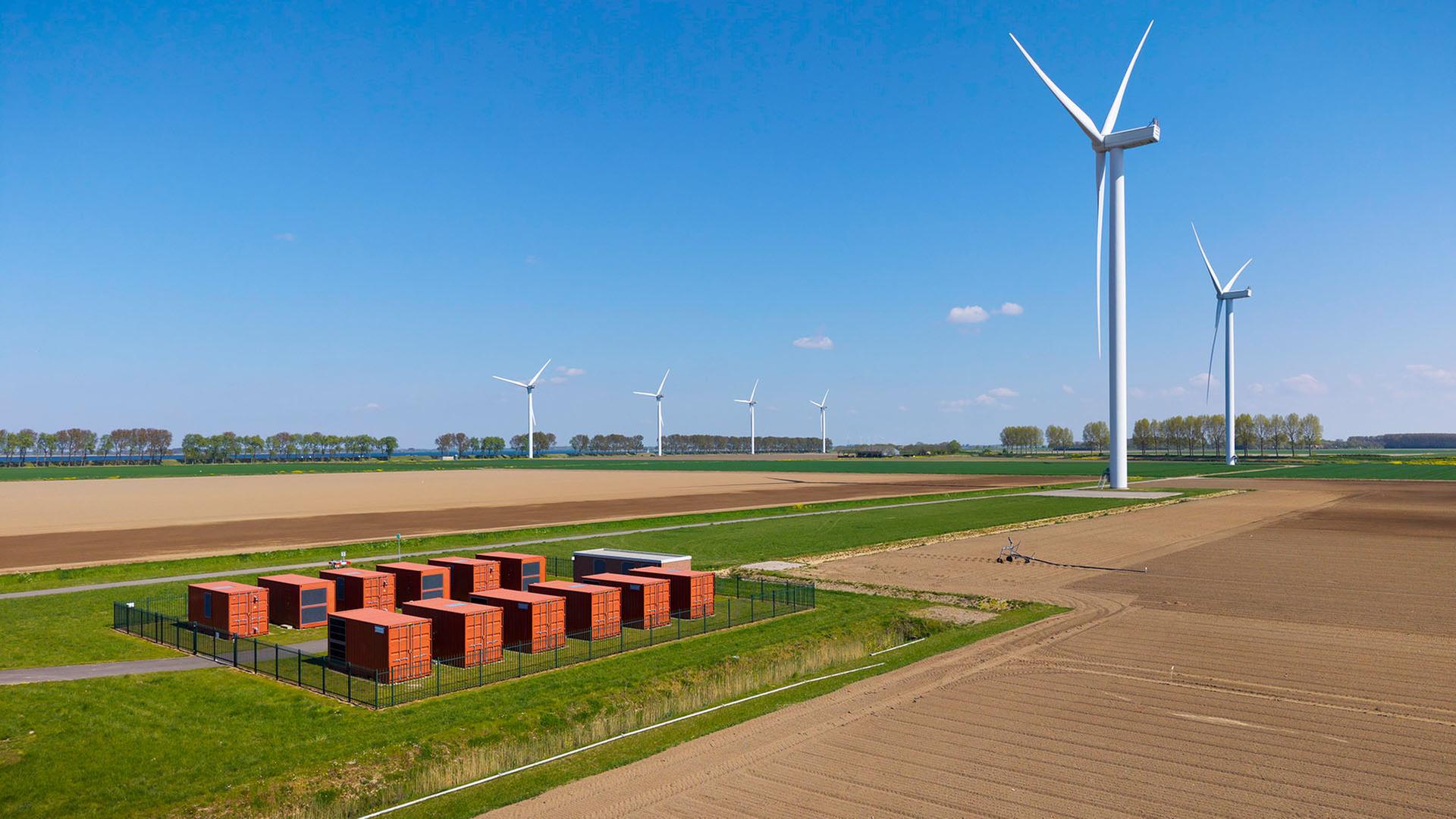 Windkraftanlage und Batteriespeicher in Middelharnis, Niederlande. | picture alliance / Westend61