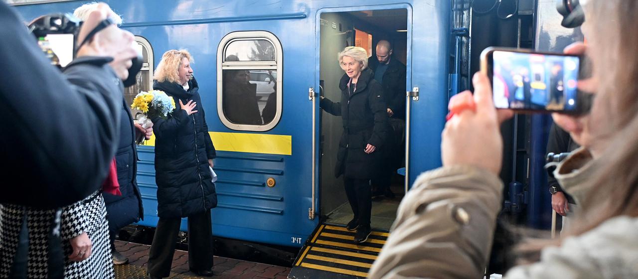 Ursula von der Leyen gets off a train.