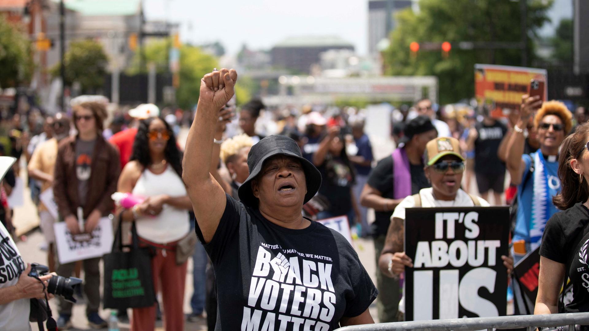 Menschen sind auf einer Wahlkampfveranstaltung in Montgomery (Alabama, USA) zu sehen. | REUTERS