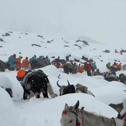 Eine Rettungsaktion für auf dem Mount Everest festsitzende Bergsteiger.