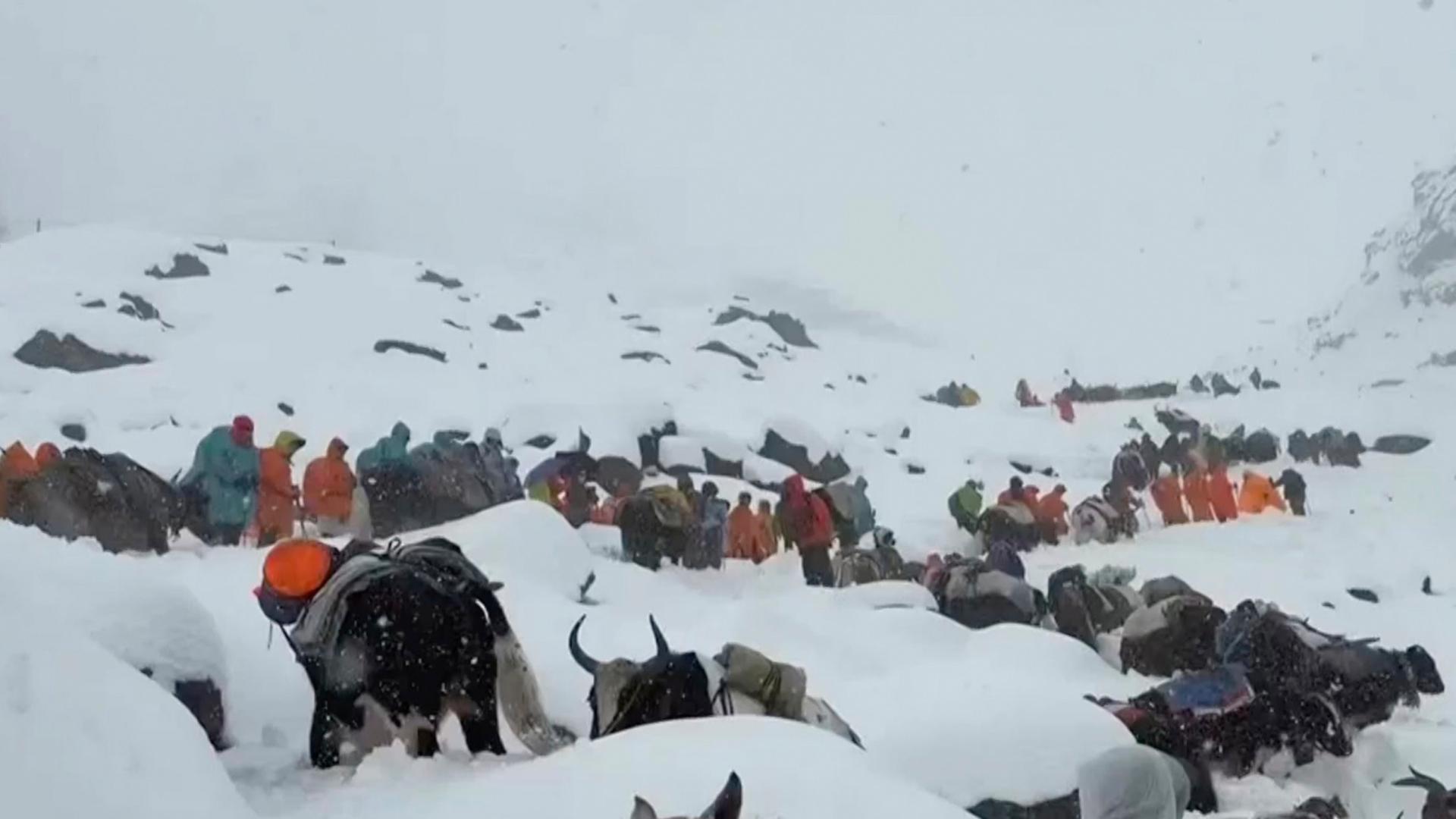 Eine Rettungsaktion für auf dem Mount Everest festsitzende Bergsteiger. | dpa