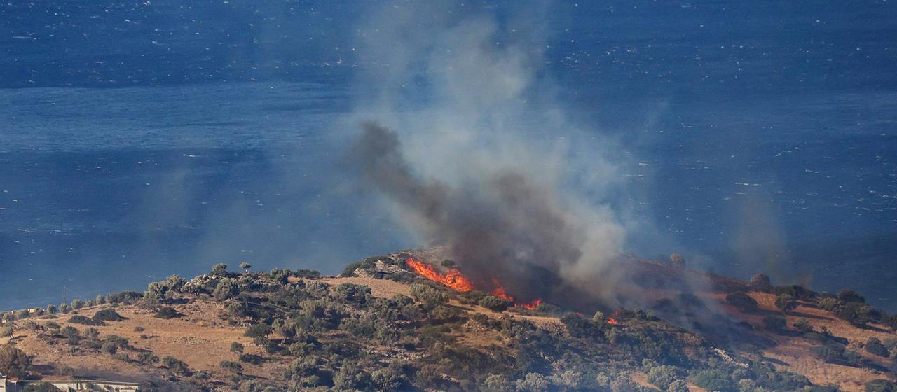 Ein Feuer brennt auf einem Hügel auf Kreta