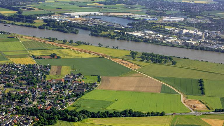 Luftbild aus dem Jahr 2020: Blick auf Duisburg-Mündelheim, die Felder und den Rhein im Hintergrund