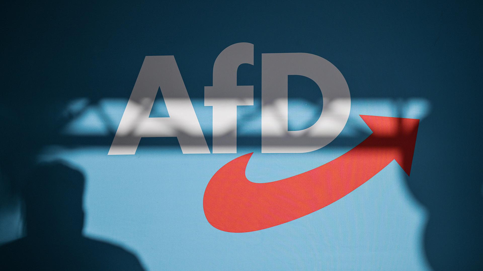 Das Logo der AfD auf einer blauen Fläche. | dpa