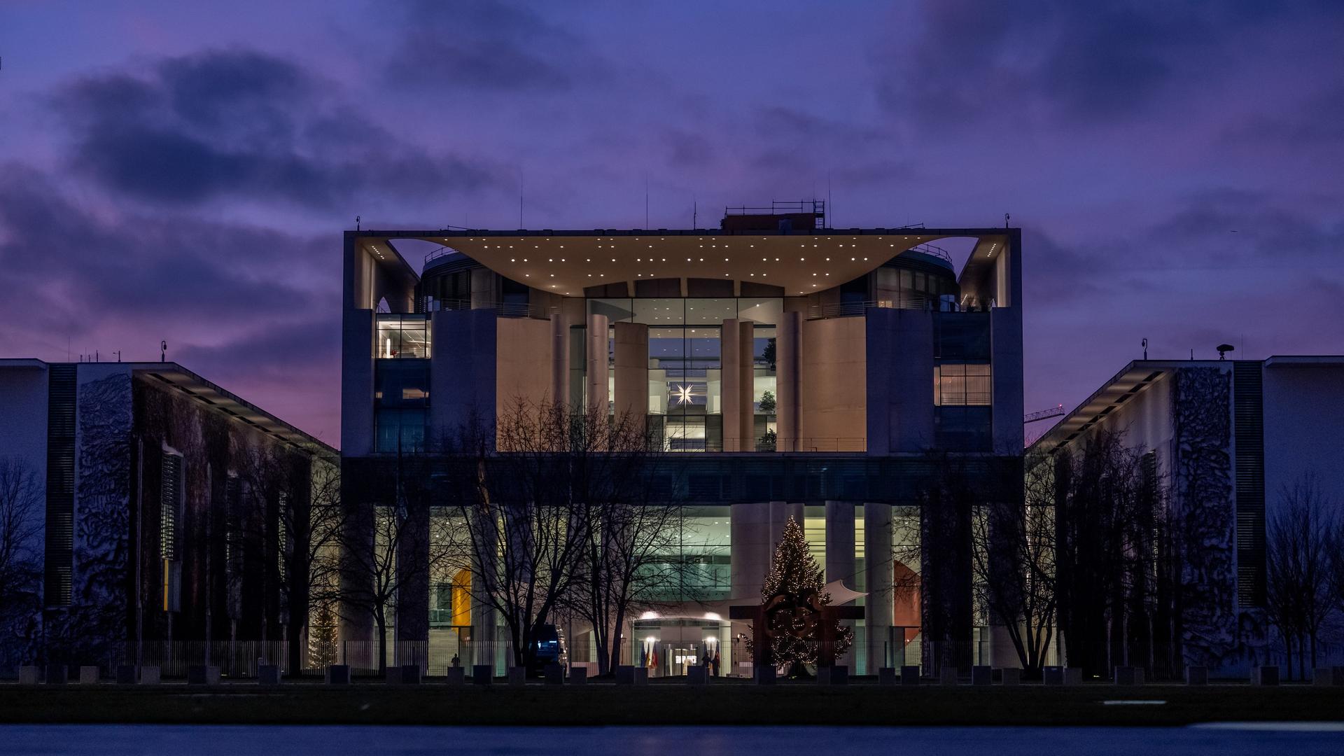 Blick auf das Bundeskanzleramt im Abendlicht | dpa