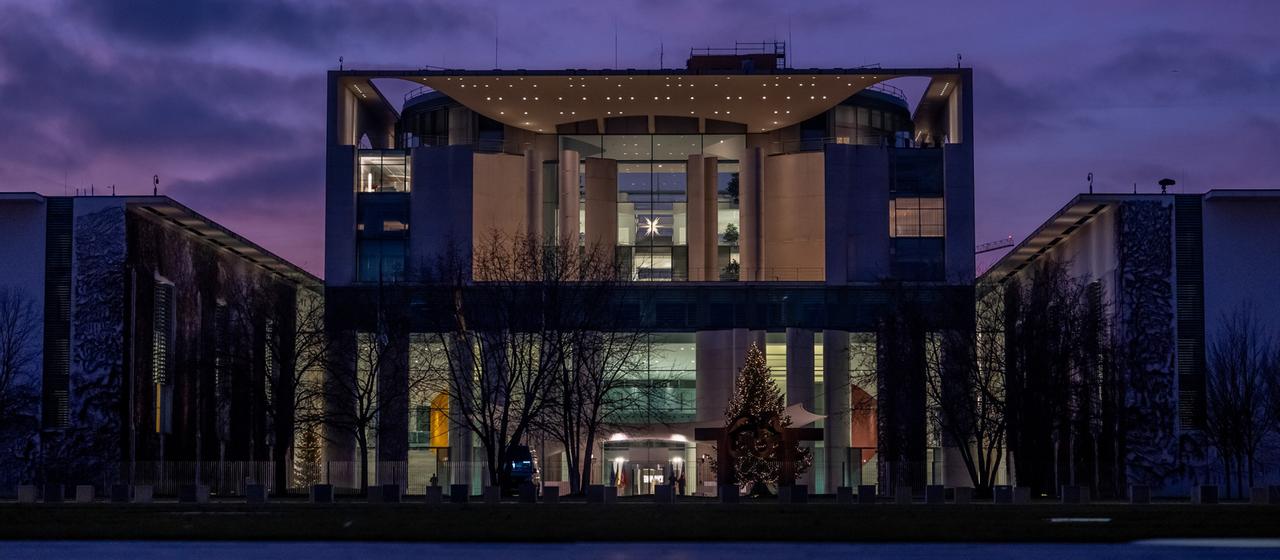 Blick auf das Bundeskanzleramt im Abendlicht