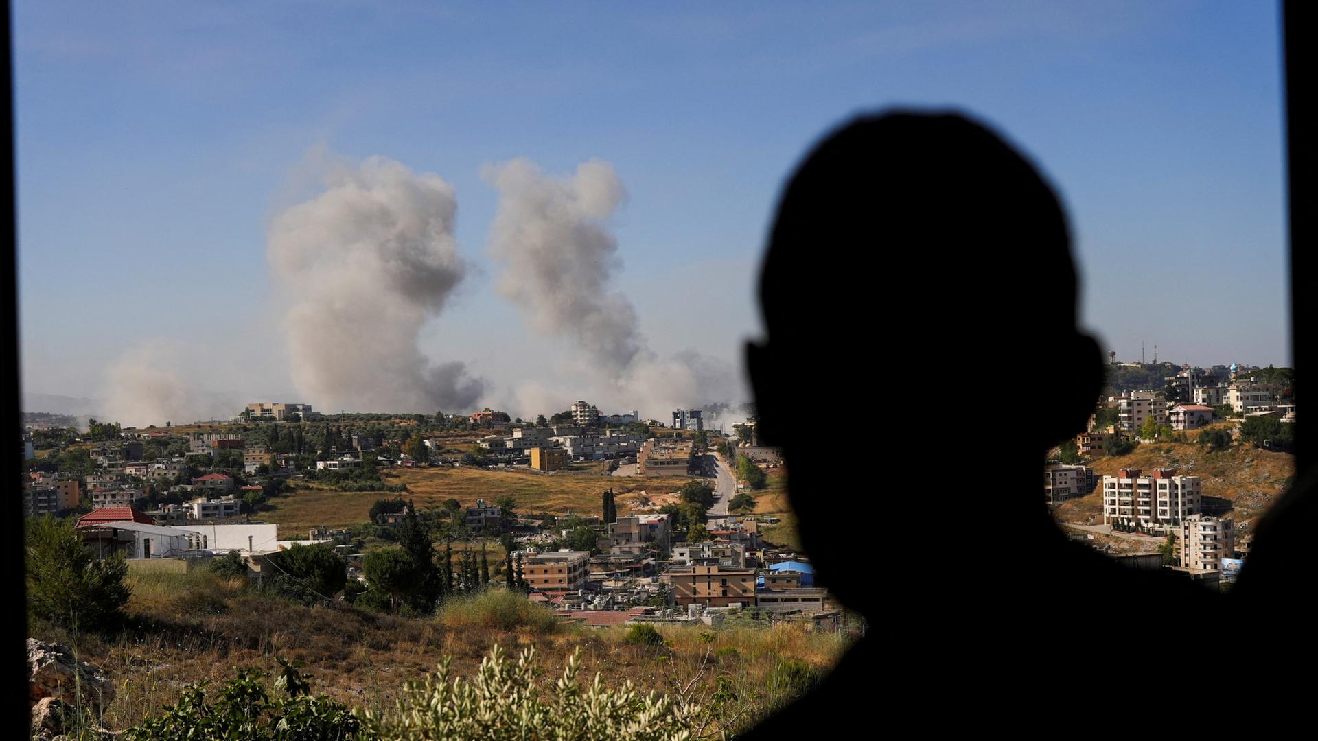 Ein Mann blickt auf Rauchschwaden nach einem israelischen Angriff im Südlibanon | REUTERS