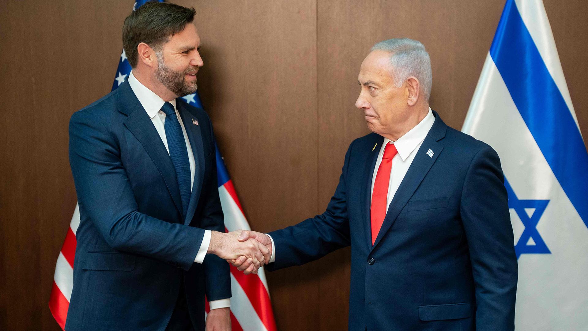 JD Vance (l.) und  Benjamin Netanyahu geben sich die Hand | AFP