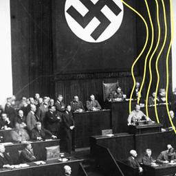 Adolf Hitler während seiner Rede zum Ermächtigungsgesetz am 23. März 1933 in der Berliner Krolloper
