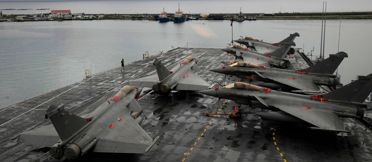 "Rafale"-Kampfjets auf dem französischen Flugzeugträger "Charles de Gaulle"