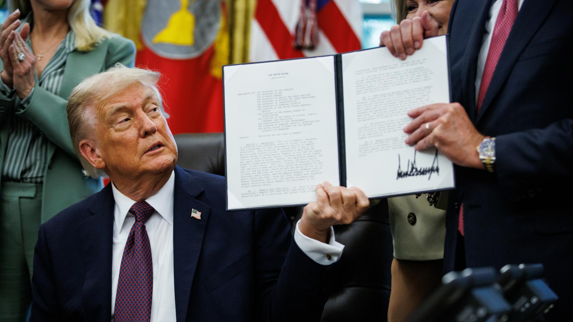 Donald Trump hält im Oval Office ein Präsidentenmemorandum in die Höhe | EPA