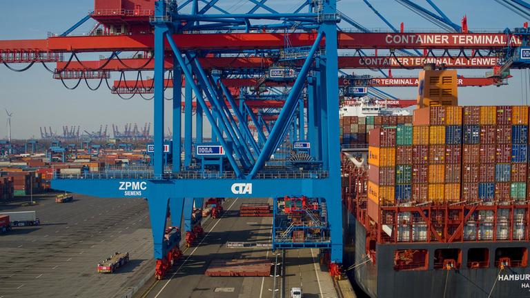 Ein Containerschiff am Containerterminal Altenwerder.