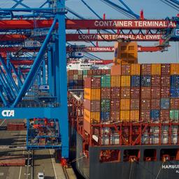 Ein Containerschiff am Containerterminal Altenwerder.