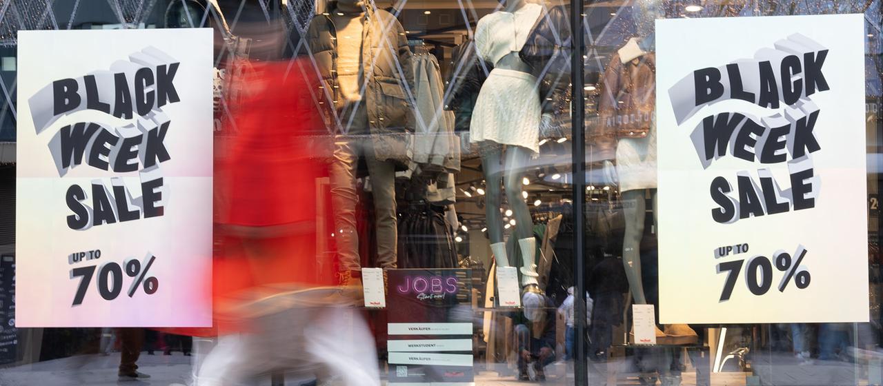 Eine Person geht an einem Schaufenster mit der Aufschrift 