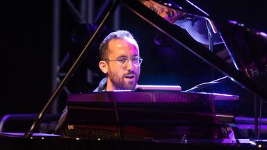 Igor Levit an einem Flügel