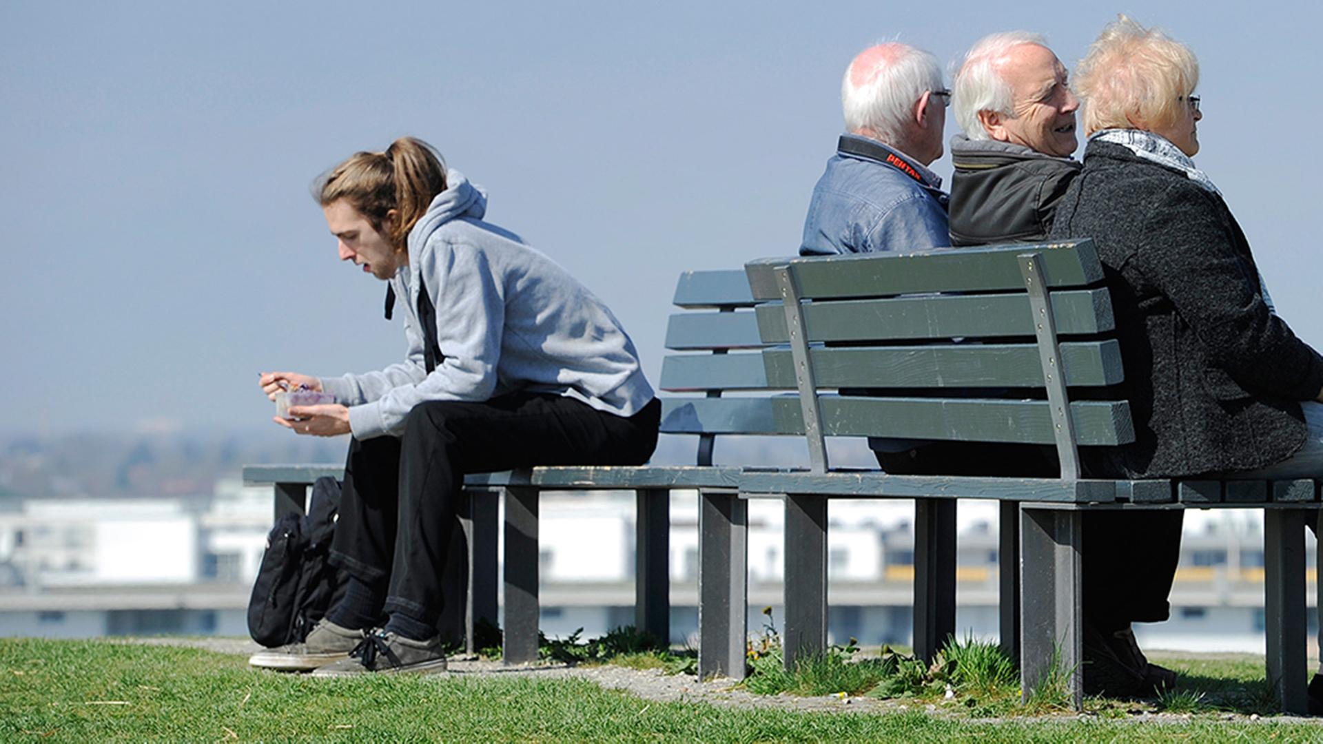 Ein junger Mann und Rentner in der Frühlingssonne | picture alliance / Sven Simon