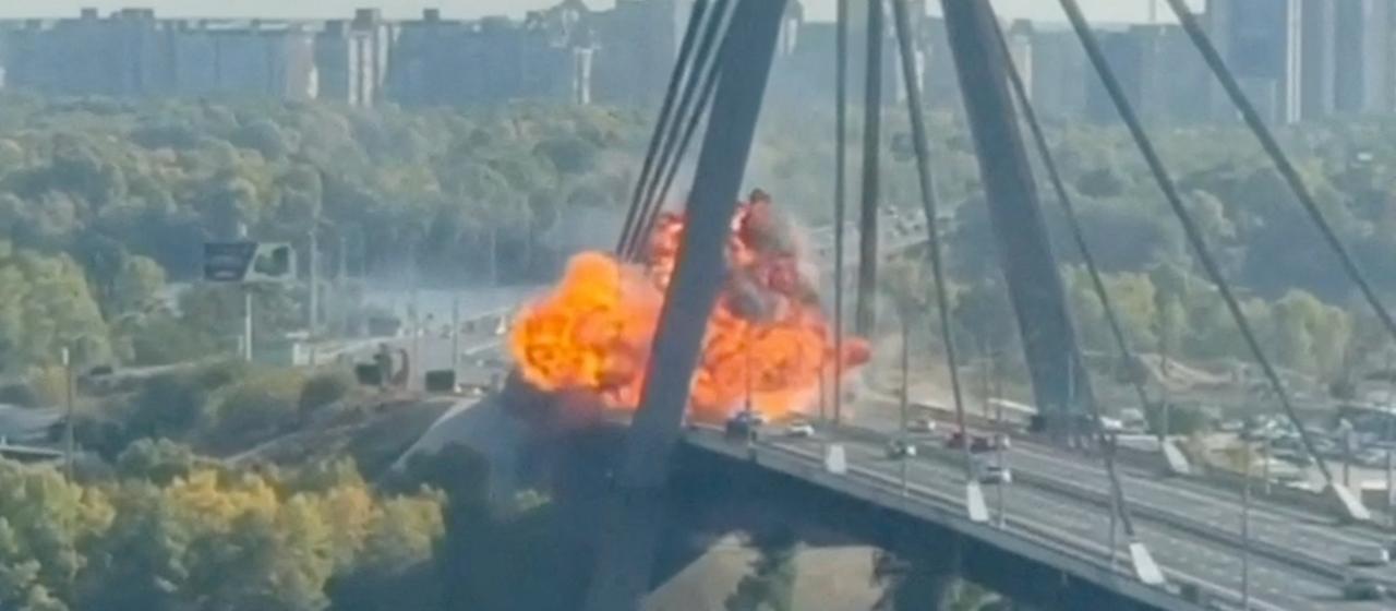 Explosion auf der Nordbrücke in Kiew (Bild vom 04.10.2026)