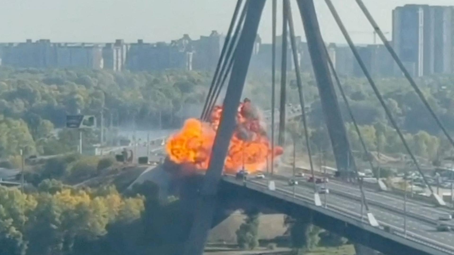 Explosion auf der Nordbr�cke in Kiew (Bild vom 04.10.2026) | SOCIAL MEDIA via REUTERS