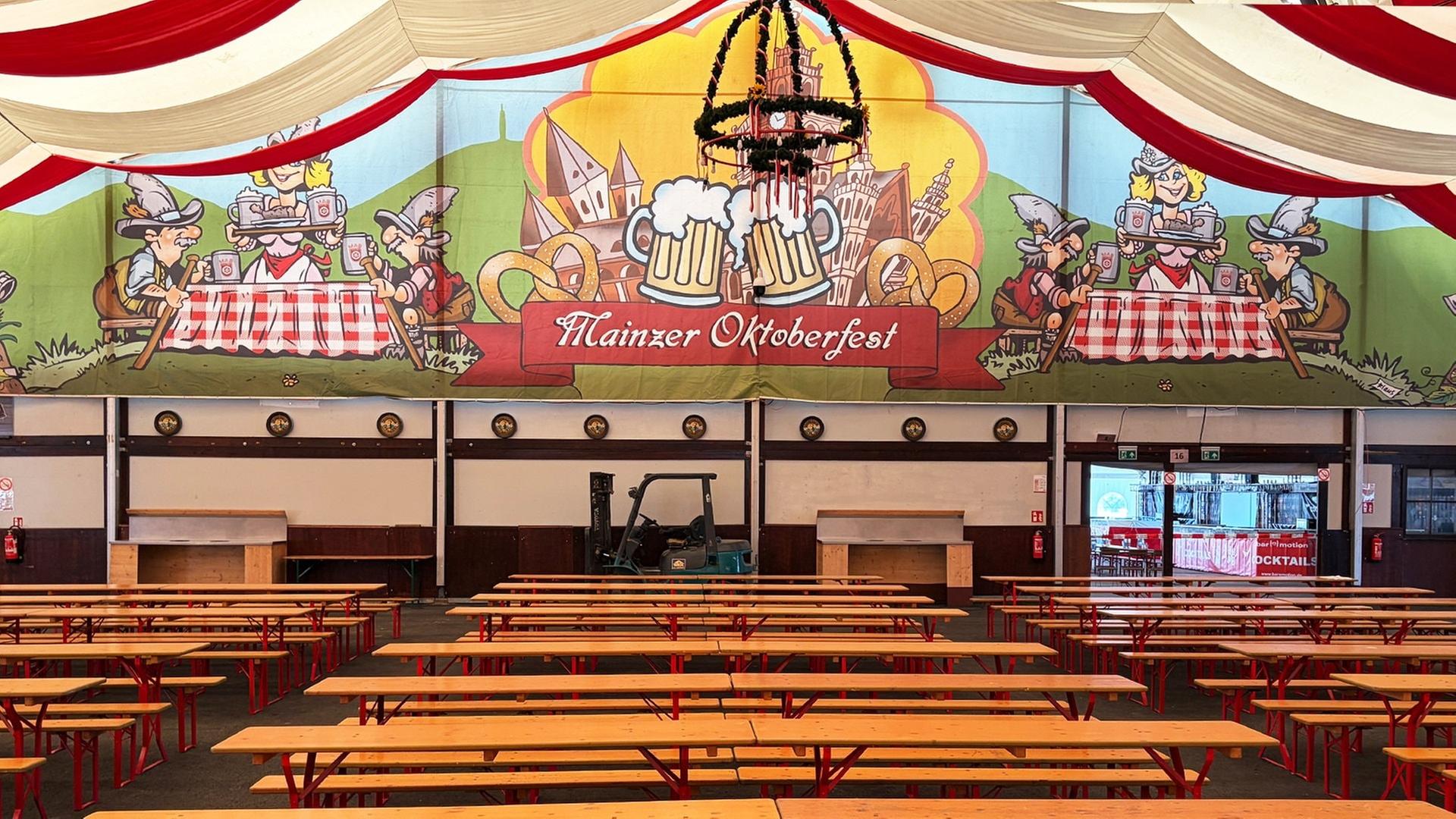 Leere Bierbänke in einem Festzelt: So sieht es derzeit noch auf dem Messegelände au. Findet das Mainzer Oktoberfestes statt? | SWR, Daniel Brusch