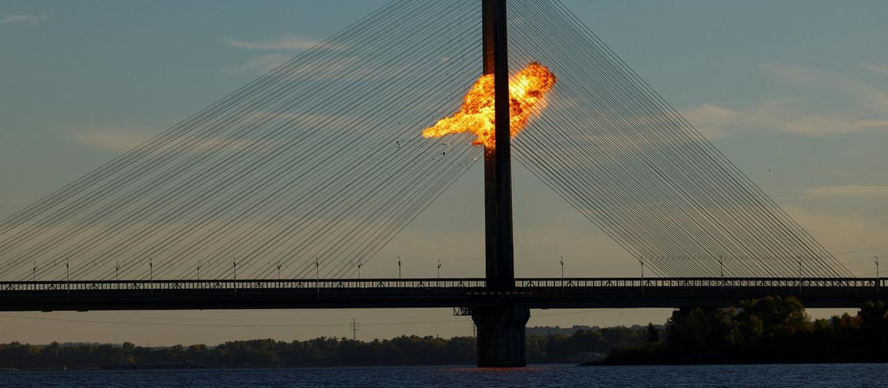 Ein Feuerball ist auf einer Brücke in Kiew zu sehen.
