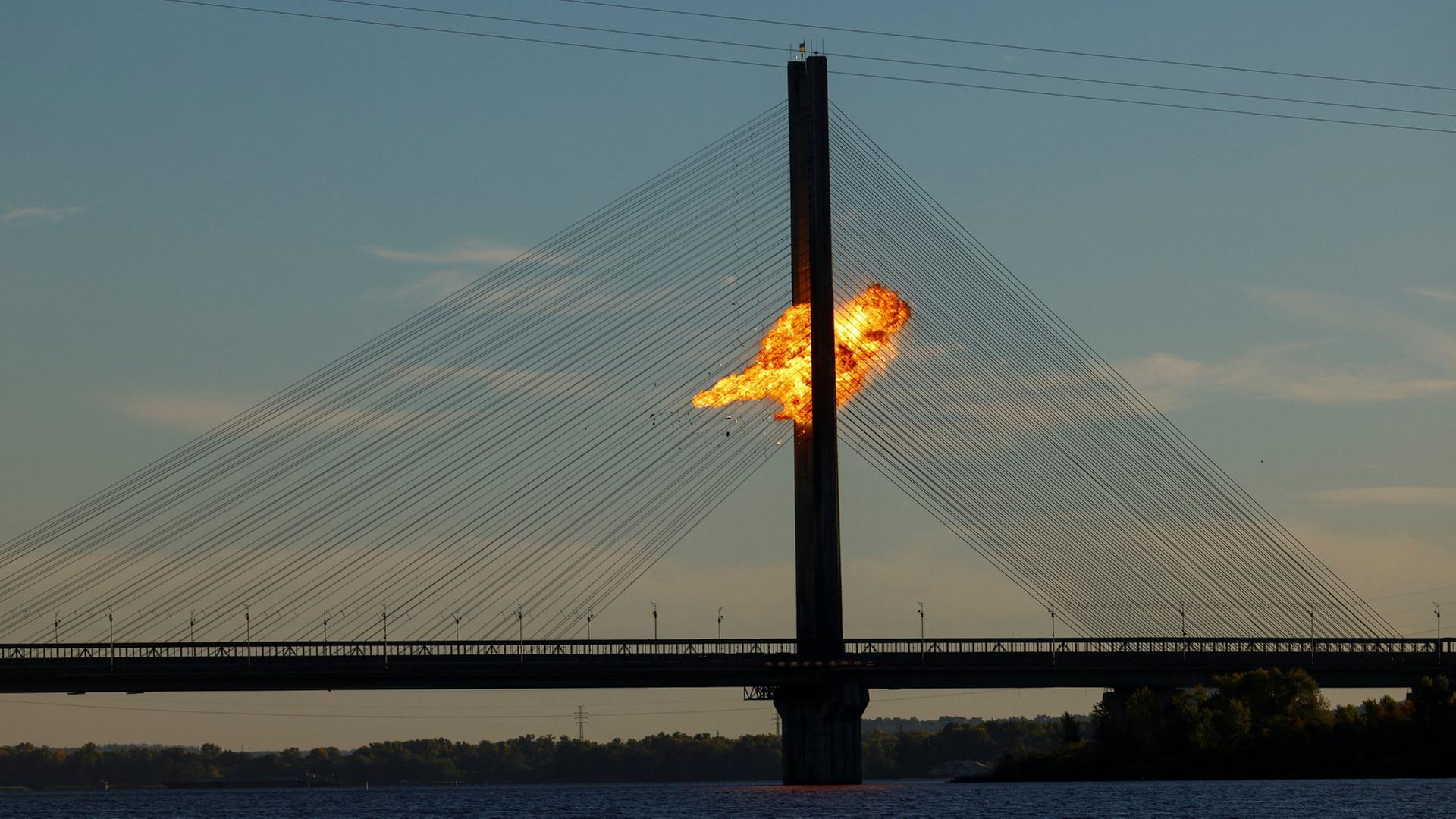 Ein Feuerball ist auf einer Brücke in Kiew zu sehen. | REUTERS