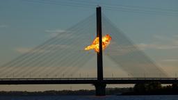 Ein Feuerball ist auf einer Brücke in Kiew zu sehen.
