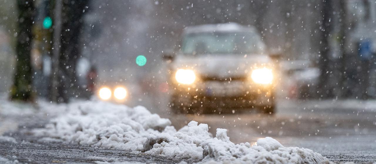 Schnee liegt in Straubing (Bayern) am Straßenrand.